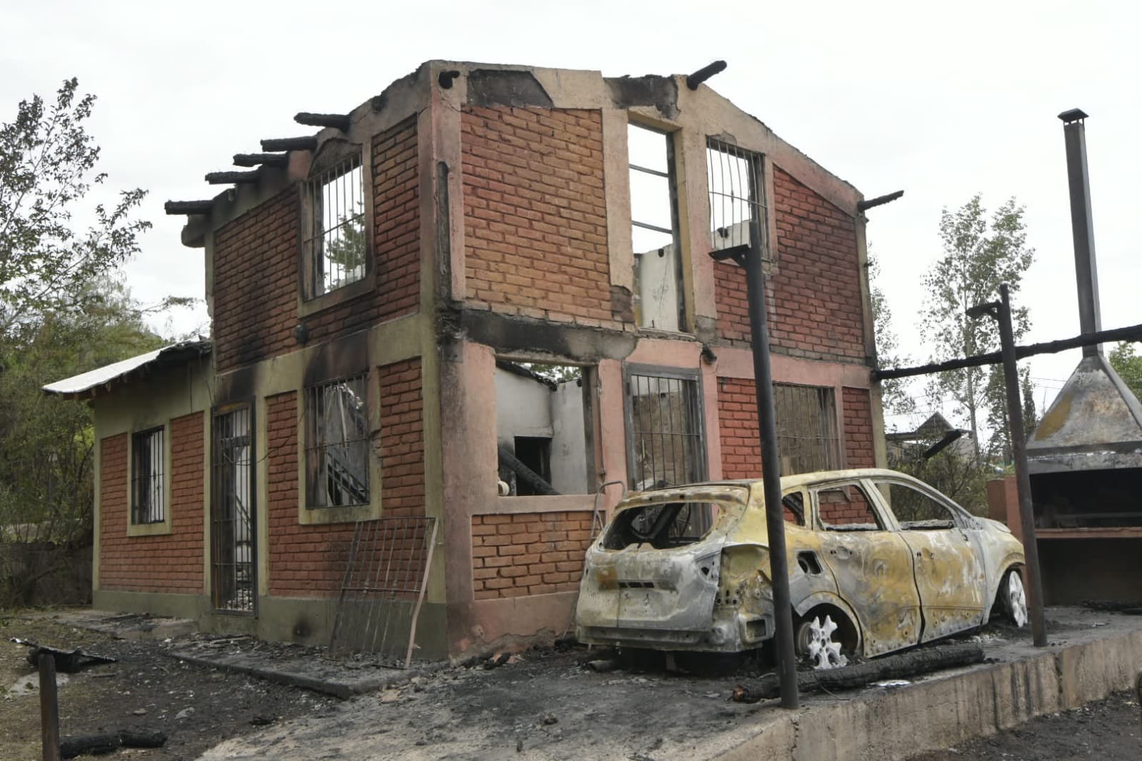 Casas destruidas en Luján tras los incendios derivados del Zonda - Orlando Pelichotti / Los Andes