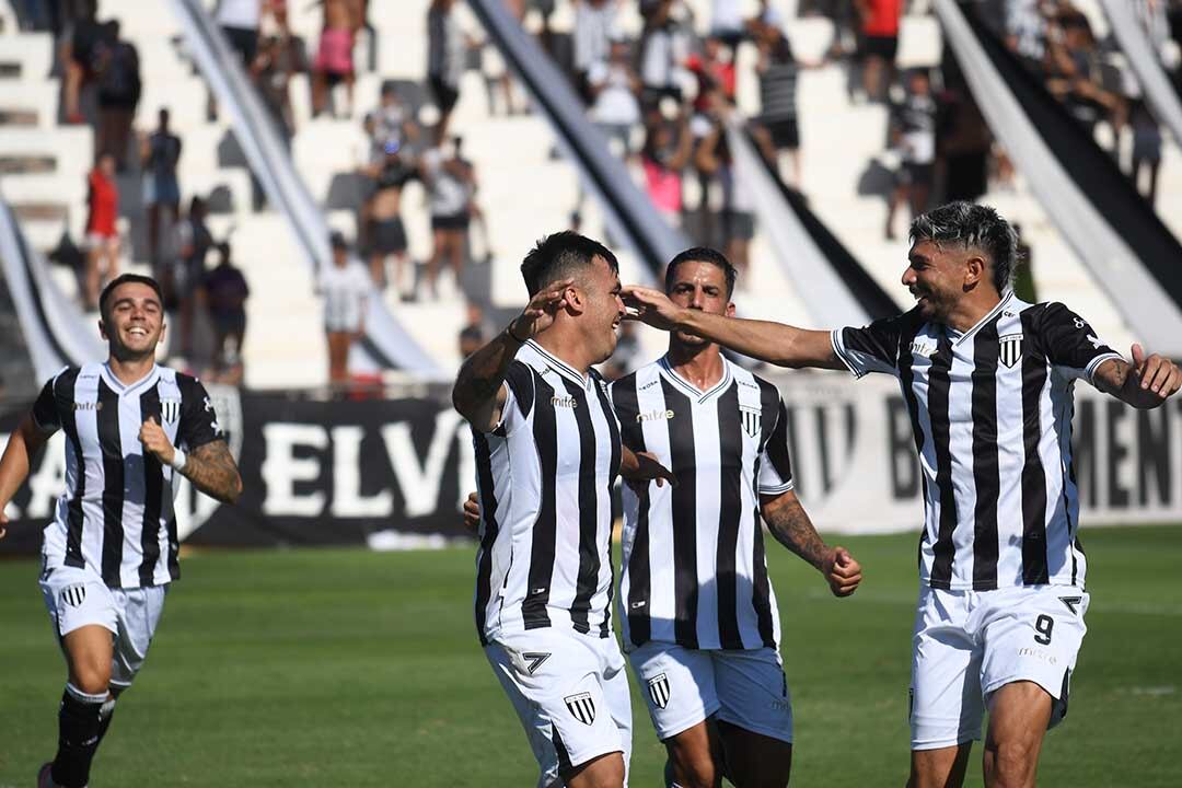 Futbol Primera Nacional
Gimnasia y Esgrima de Mendoza vs. Defensores Unidos en el estadio de Gimnasia
Festejos del primer gol de Gimnasia
Foto:José Gutierrez / Los Andes