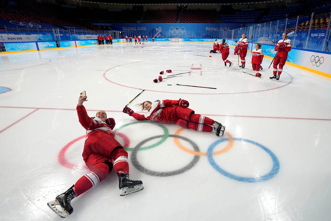 Las jugadoras del equipo olímpico de hockey de Dinamarca posan para un foto. Foto: AP