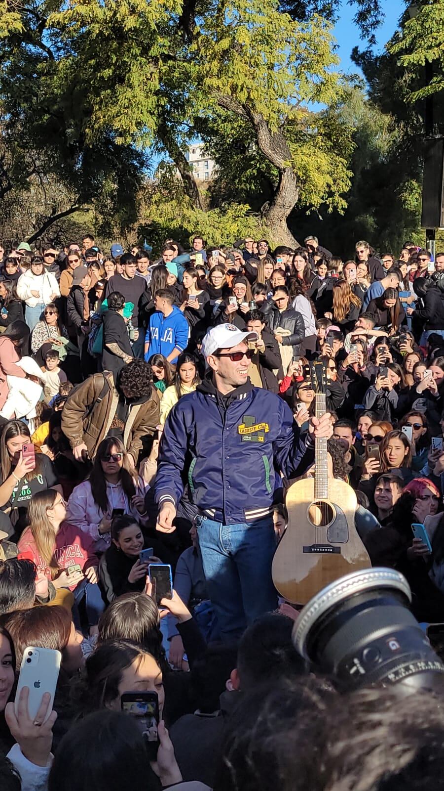 Mateo Sujatovich tocó para sus fans en la plaza Independencia.