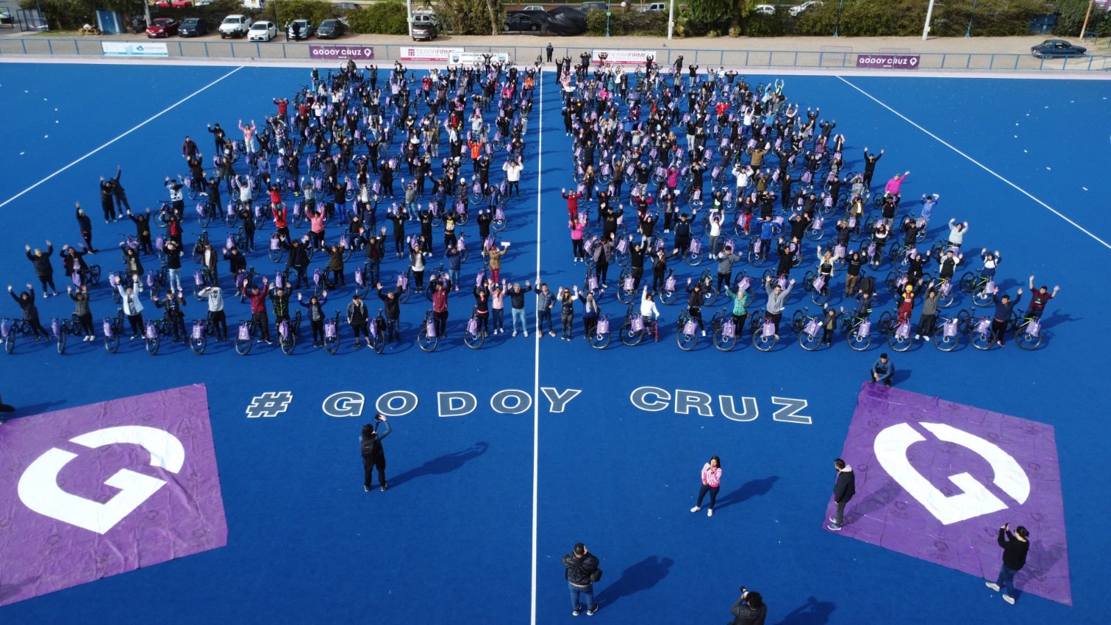 Abanderados y escoltas de Godoy Cruz recibieron una bicicleta.