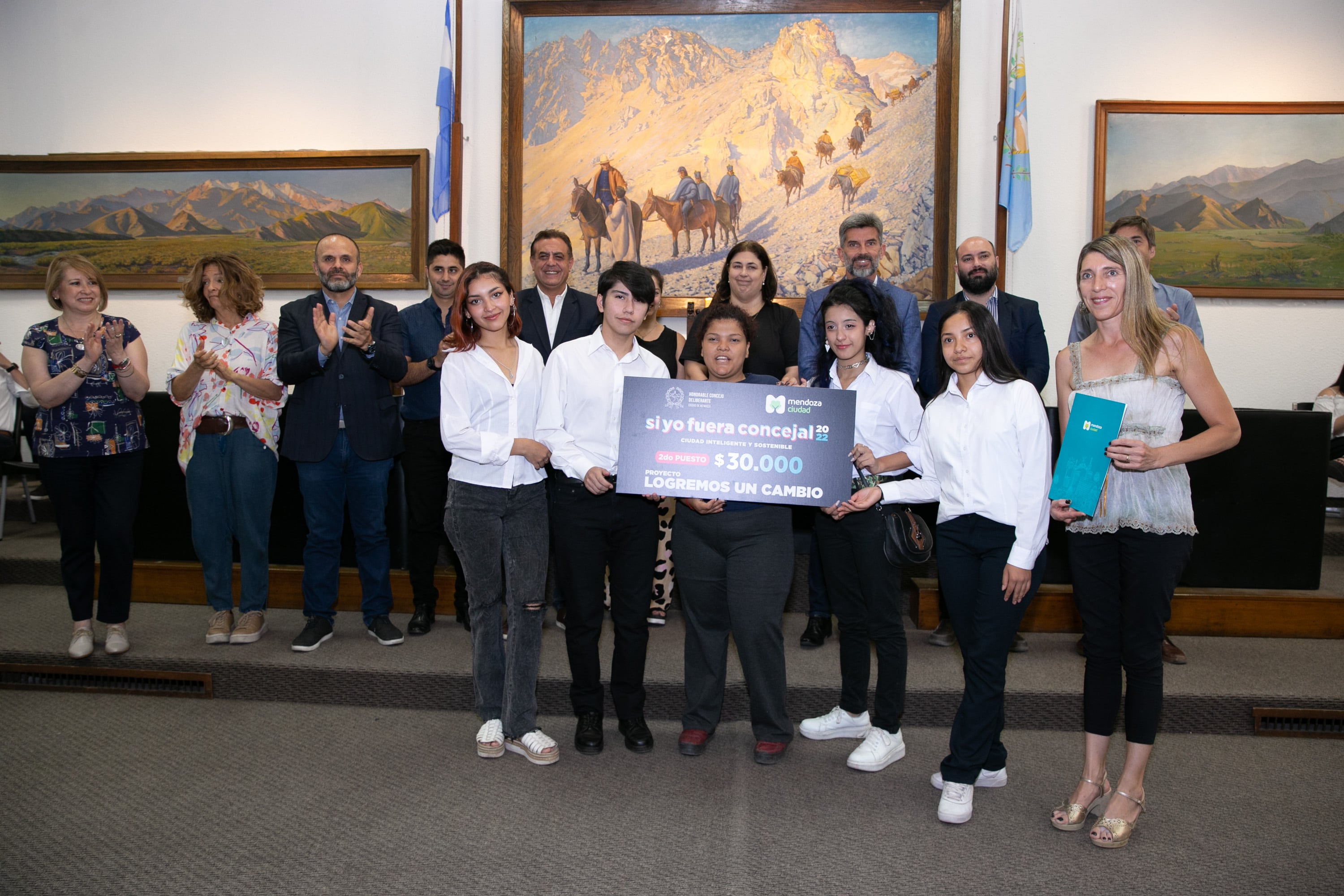 El intendente de la Ciudad premió a los ganadores del concurso “Si yo fuera concejal”. Foto: Prensa Ciudad de Mendoza