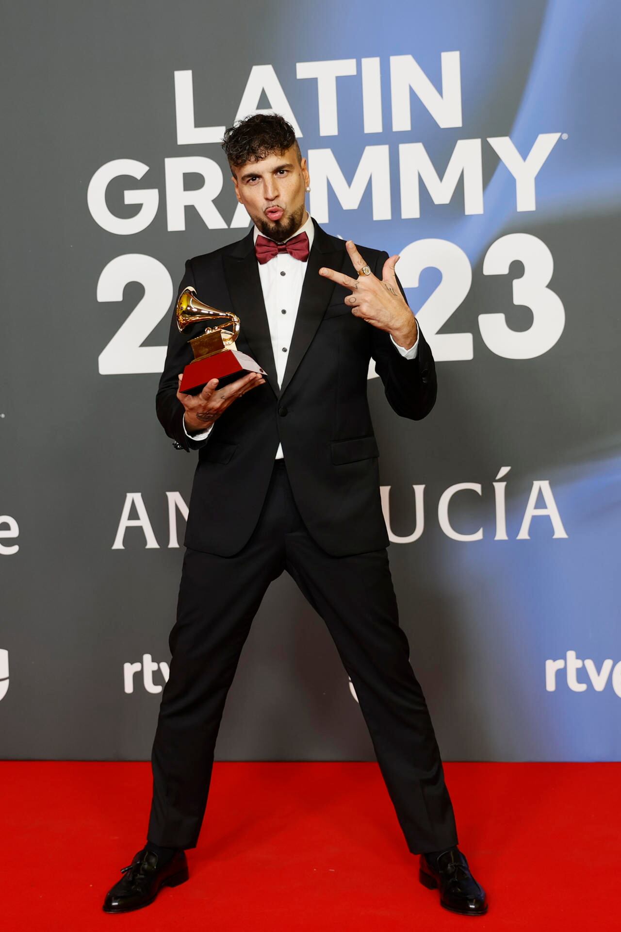 SEVILLA. 16/11/2023.- Dante Spineta, Premio a la Mejor Canción Alternativa, posa para los fotógrafos en la alfombra roja de la gala anual de los Latin Grammy, este jueves en Sevilla. EFE/Jorge Zapata
