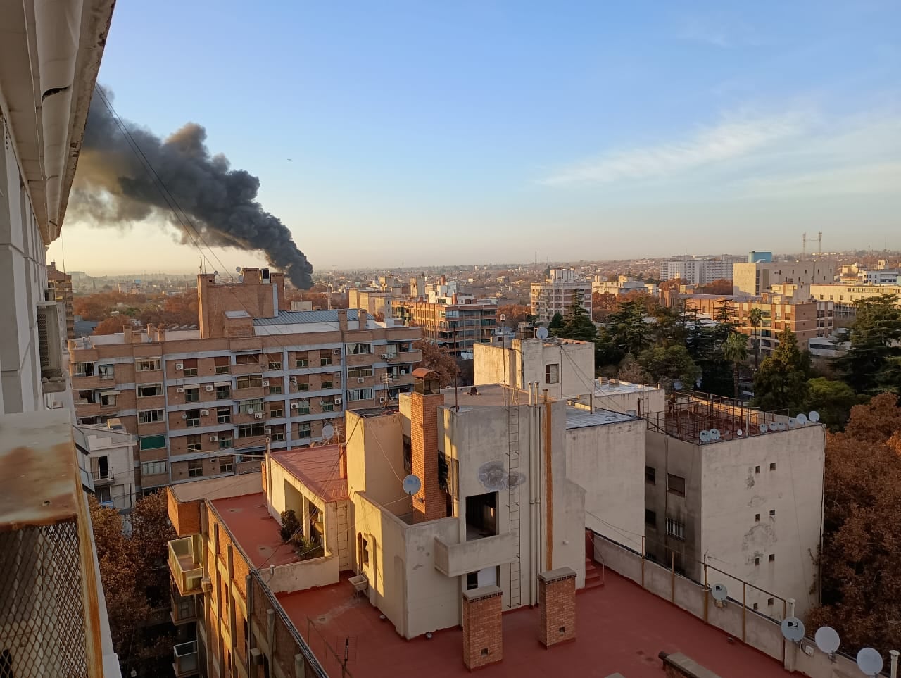 La columna de fuego se puede ver desde distintos puntos de Mendoza.