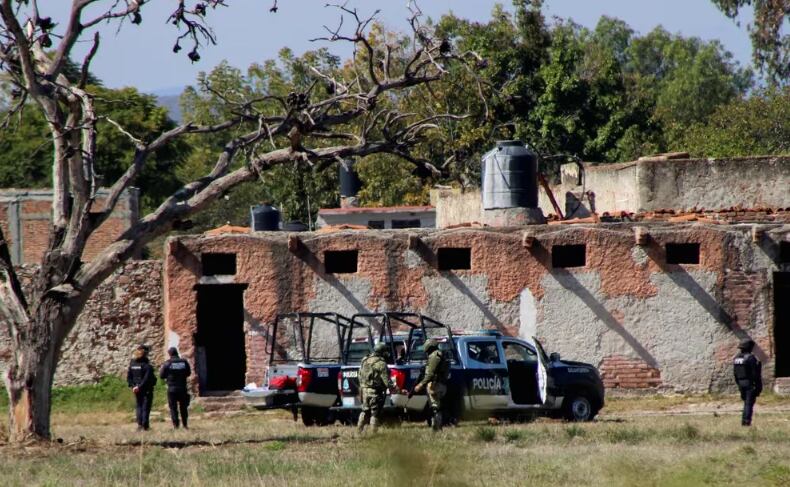 Policía Estatal y elementos de la Sedena resguardando la escena del crimen. Foto: Infobae