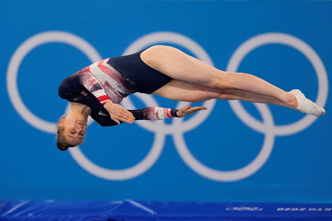 Bryony Page, de Gran Bretaña, compite en la clasificación de gimnasia de trampolín