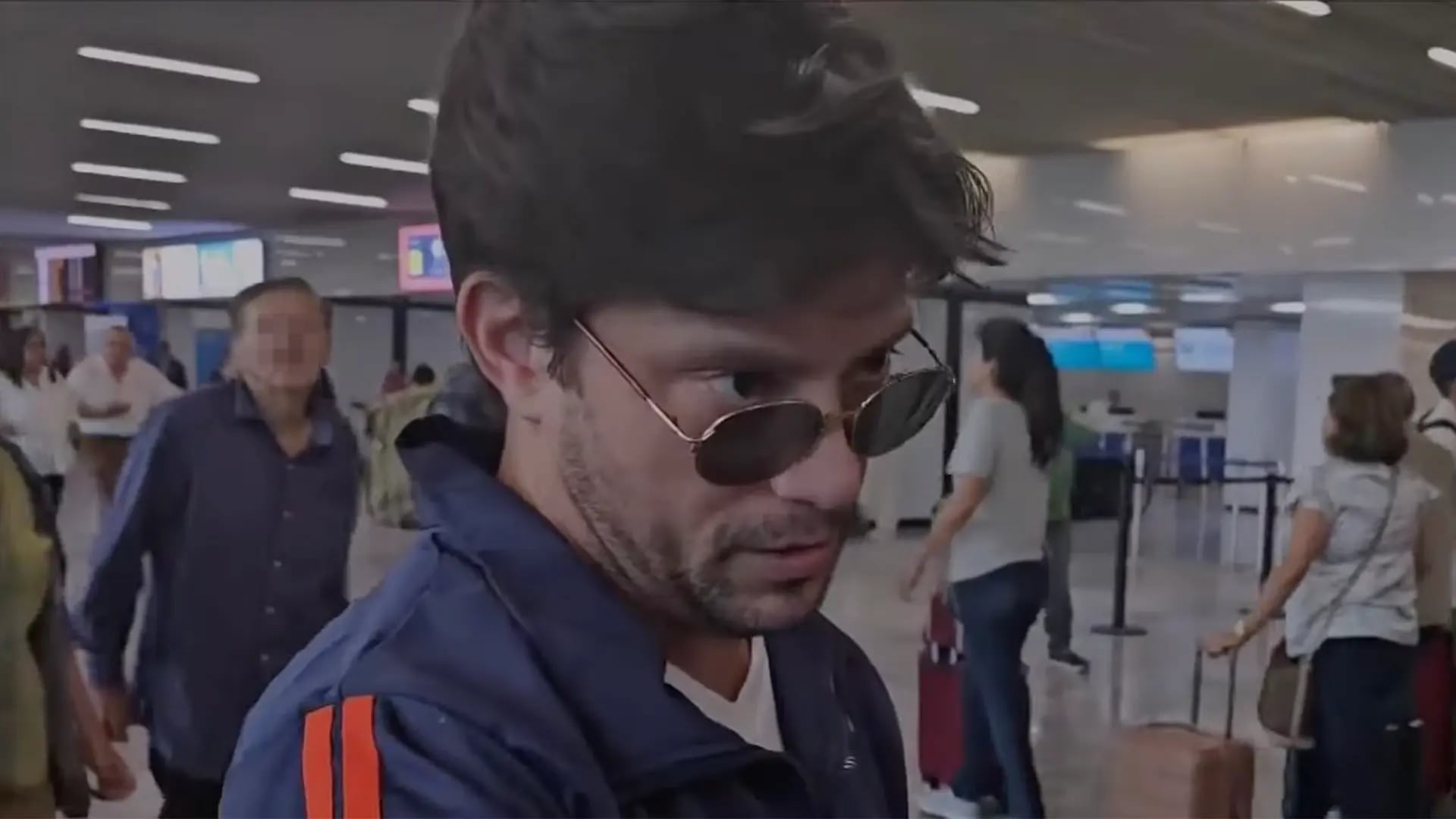 El hermano de Luis Miguel, en el aeropuerto de Guadalajara.