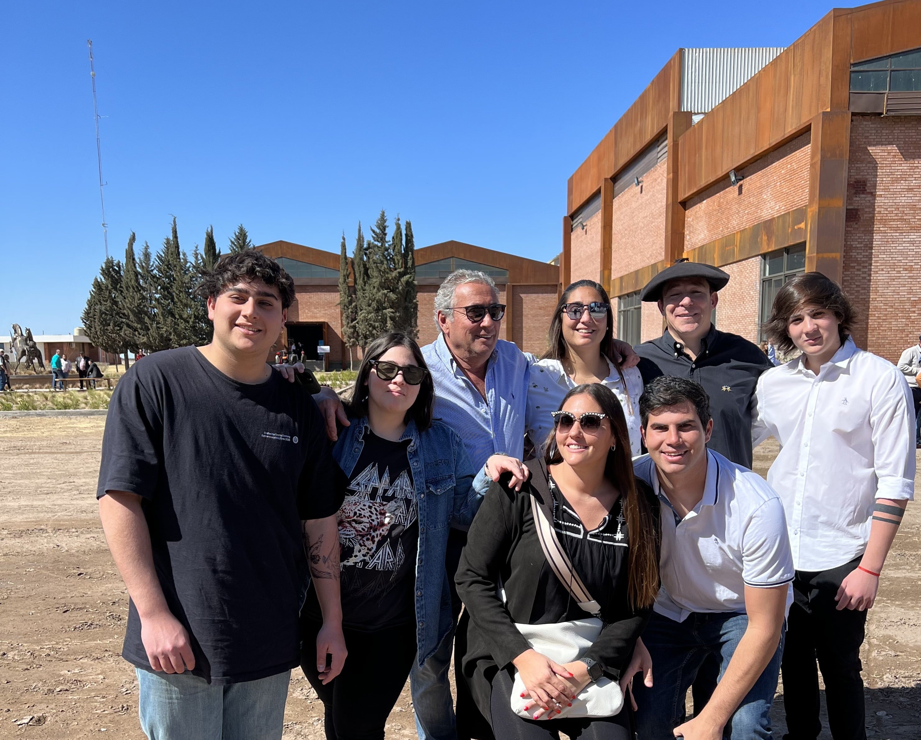 Freddy Vila junto a su familia, disfrutando de la Vendimia Ganadera.