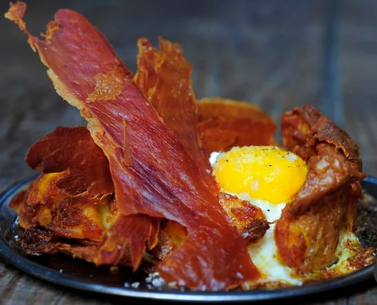 Papas rotas, jamón y huevo, de Tegui