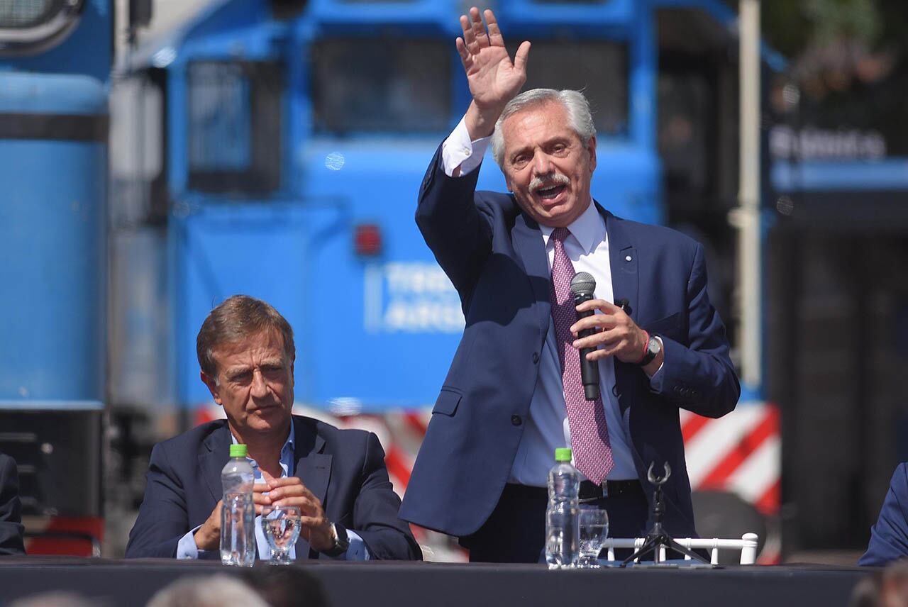 El presidente de la Nación Alberto Fernández junto al ministro de economía y el gobernador Rodolfo Suárez estuvieron presentes en la segunda llegada del tren de pasajeros a Palmira
Foto: Claudio Gutiérrez Los Andes