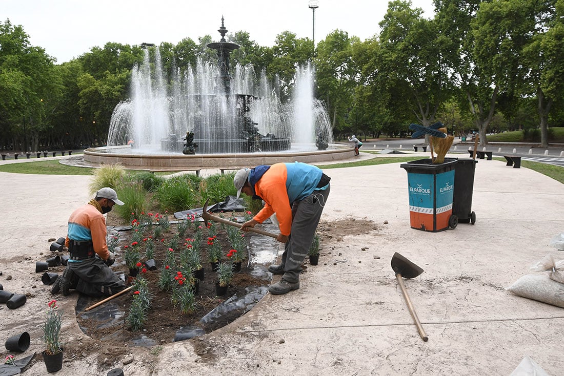 El parque General San Martín de Ciudad, se prepara para el 125° aniversario de su creación.
Fuente de los Continentes, obreros de Parques, trabajan en el sector de la fuente plantando flores. Foto: José Gutiérrez / Los Andes