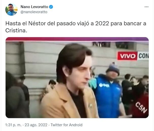 Aseguran que Néstor Kirchner viajó en el tiempo al 2022 para apoyar a Cristina Kirchner.