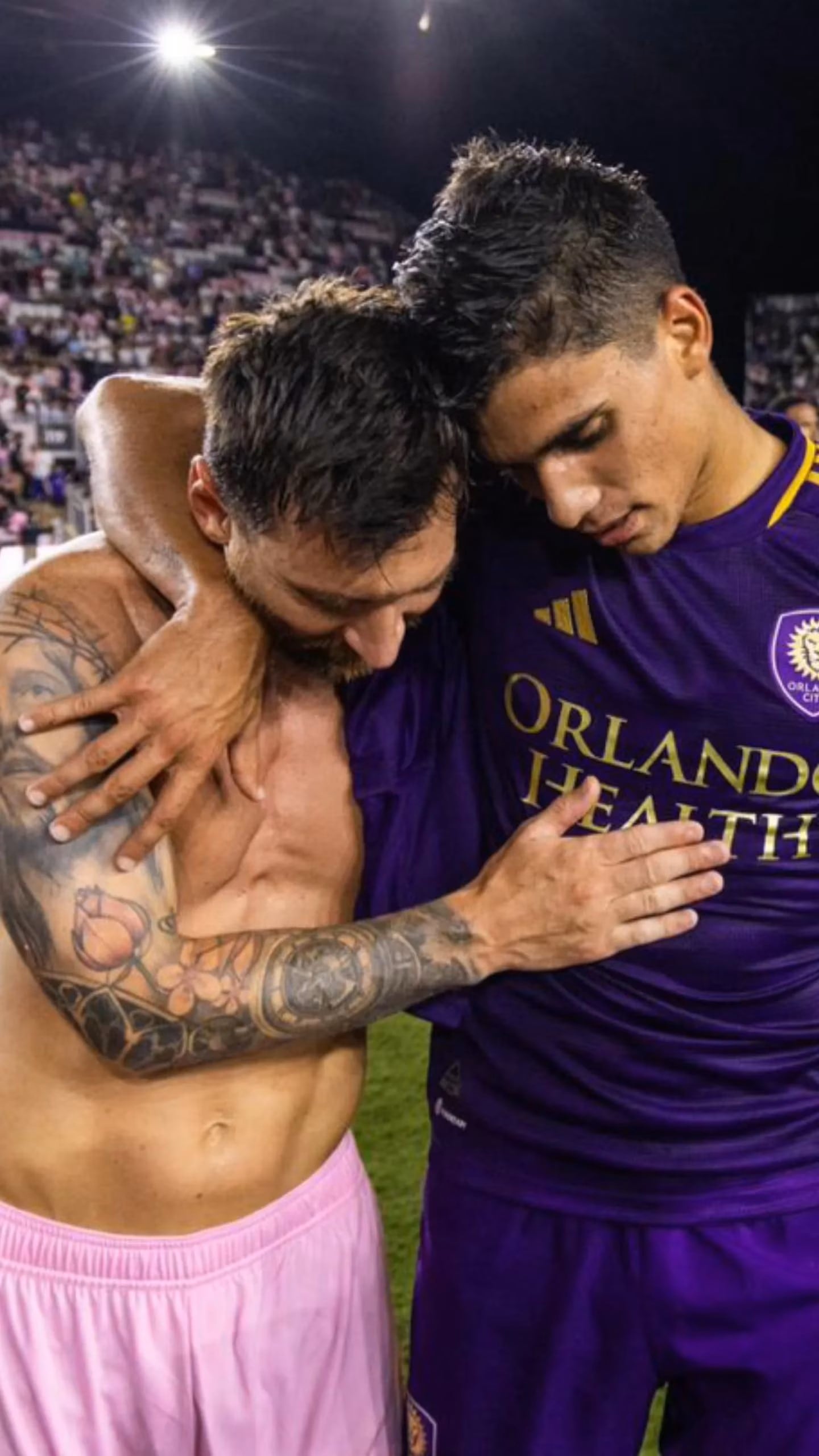 Ramiro Enrique y Lionel Messi tras el partido. Foto: captura.