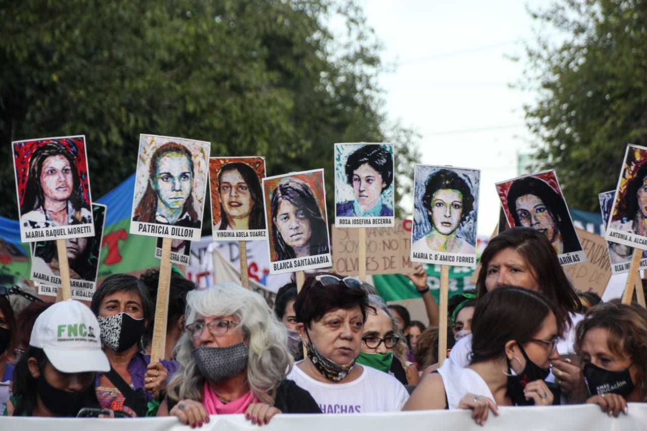 La multitudinaria movilización comenzó en el nudo vial de Zapata y Costanera, continuó la marcha hacia el centro mendocino y culminó en la plaza Independencia.