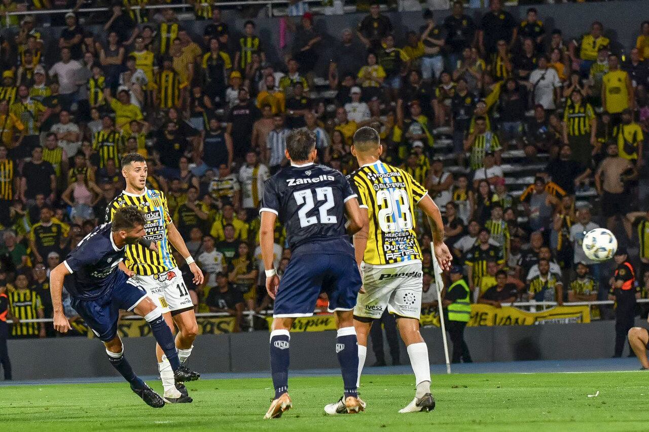 Momento clave. Minuto 9 del segundo tiempo suplementario: centro de Abecasis, Tonetto apareció solo por el punto del penal y metió un cabezazo con destino de gol, Martínez dio rebote y Brian Sánchez infló la red del arco. Fue el 1-0 y la Lepra ya comenzaba a sentirse de Primera. Gentileza. 