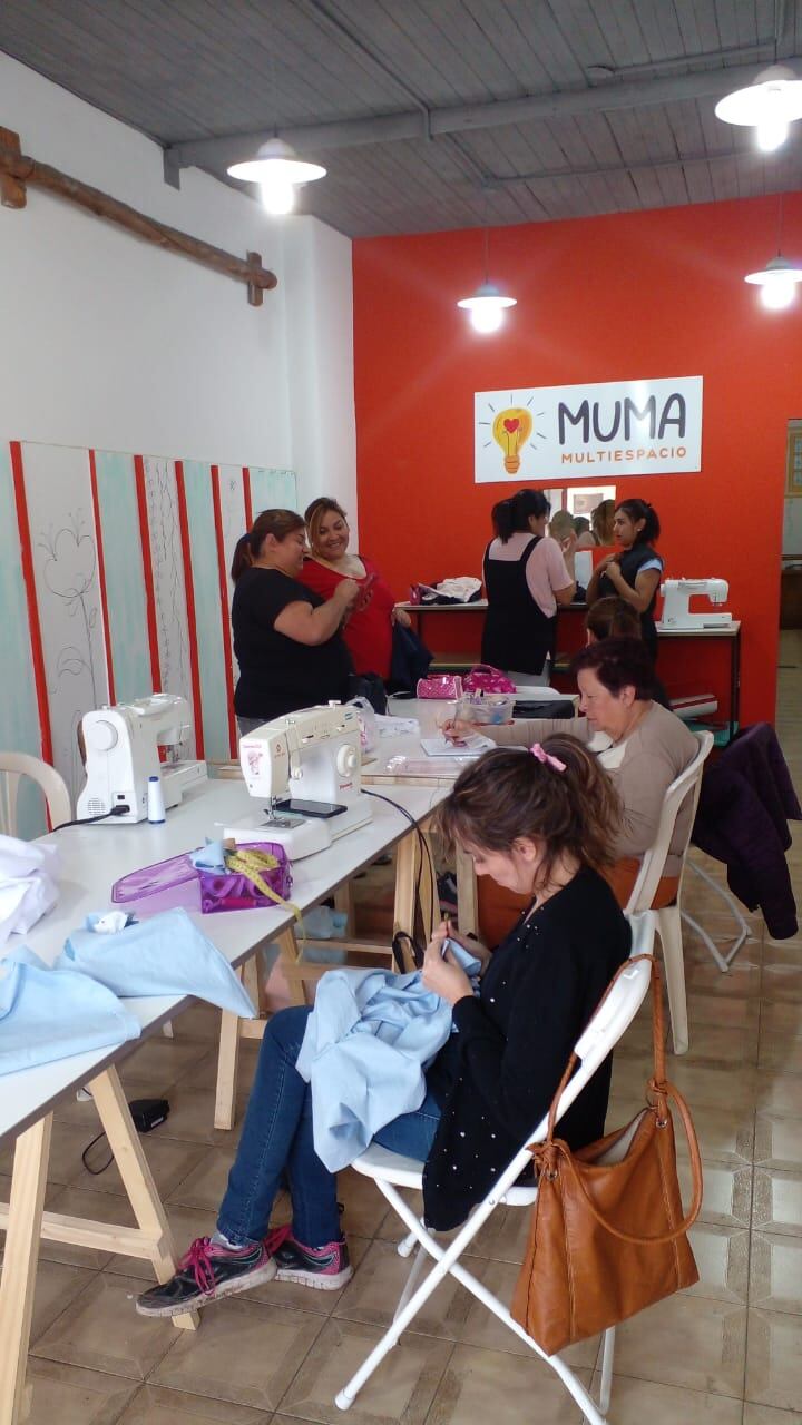 Taller de tejido en el multiespacio Muma, de San Rafael