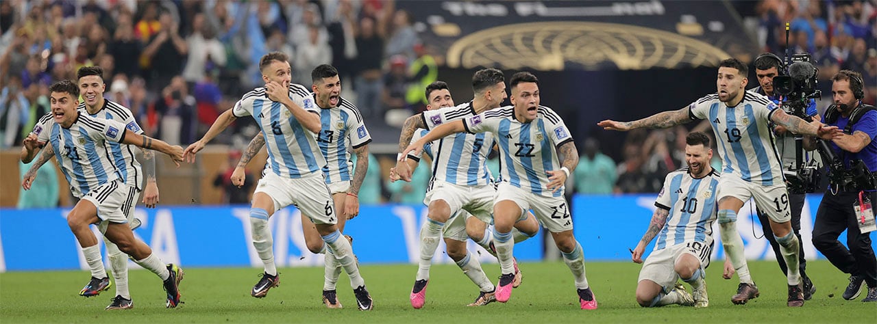 Lusail (Qatar), 18/12/2022.- Players of Argentin celebrate winning the penalty shoot-out of the FIFA World Cup 2022 Final between Argentina and France at Lusail stadium, Lusail, Qatar, 18 December 2022. (Mundial de Fútbol, Francia, Estados Unidos, Catar) EFE/EPA/Friedemann Vogel
