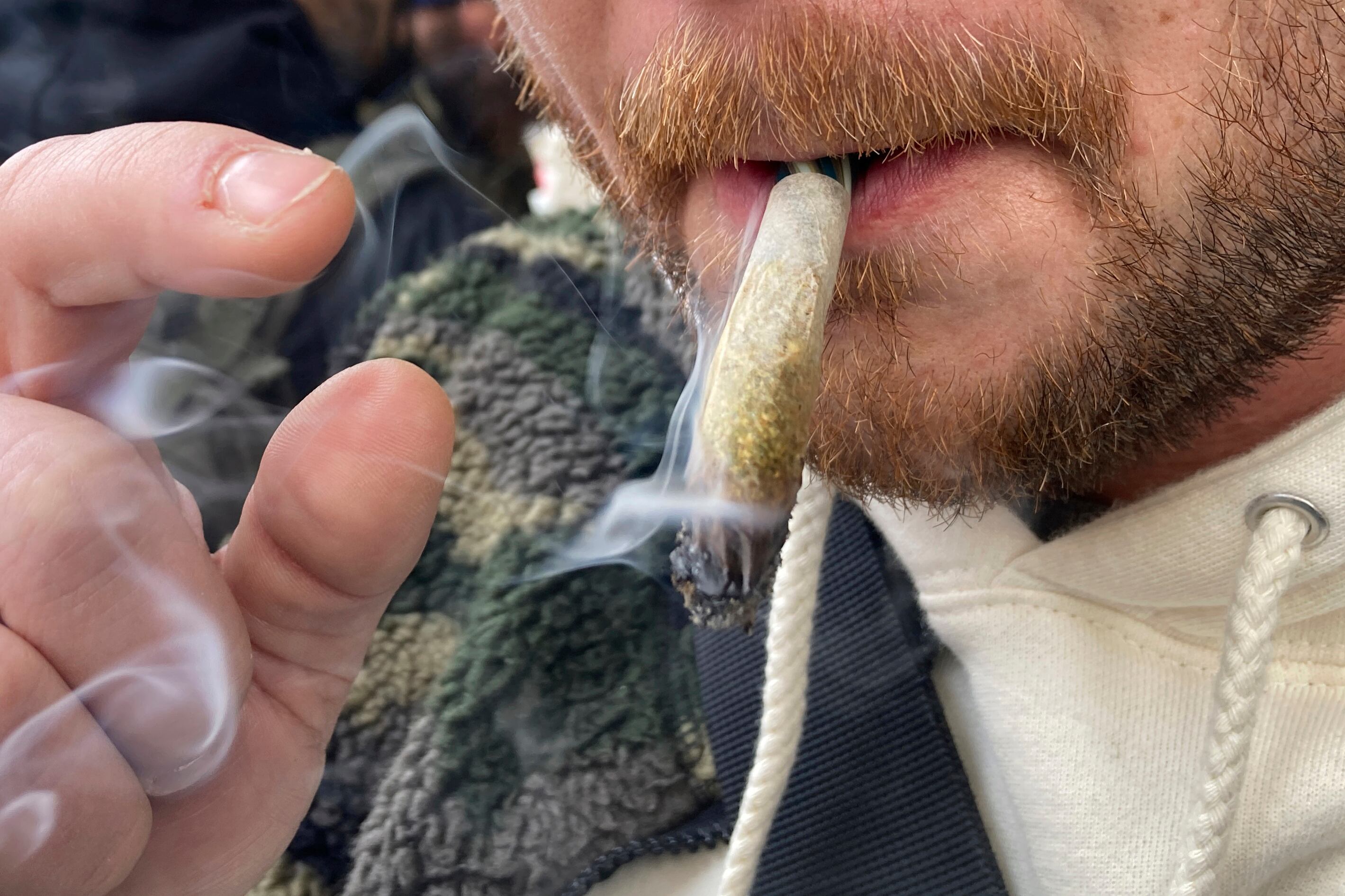 ARCHIVO - Un hombre fuma marihuana en Lower Manhattan afuera del primer dispensario legal de marihuana recreativa en Nueva York el jueves 29 de diciembre de 2022.  (AP Foto/Ted Shaffrey, Archivo)