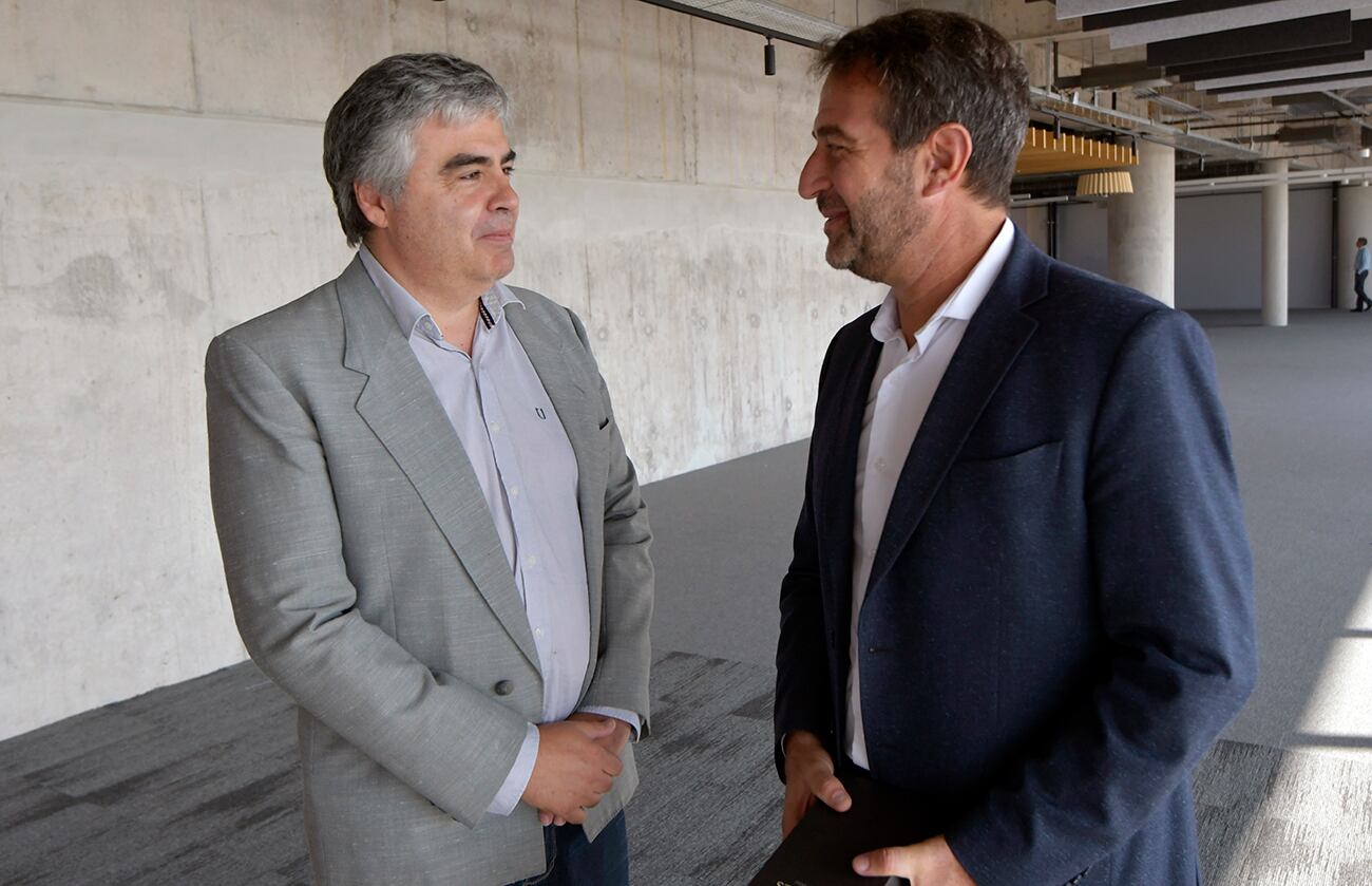 Raúl Pedone (editor general de Los Andes) charla con Mario Isgró (ministro de Planificación e Infraestructura Pública de la provincia). Foto: Orlando Pelichotti