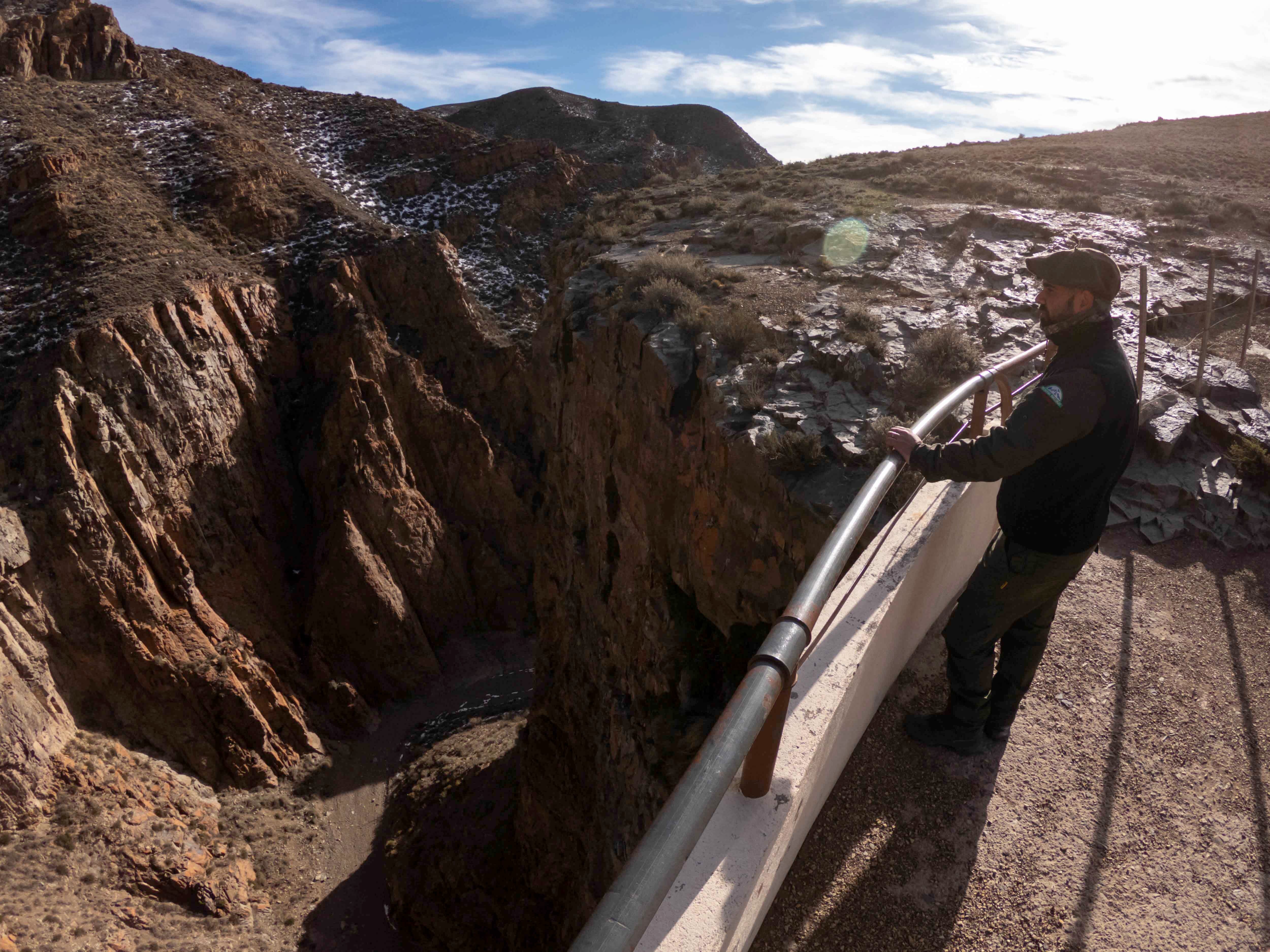 Mendoza 10 de junio de 2020 Sociedad, Reserva Natural Villavicencio
El cuerpo de Guardaparques de la Reserva Natural Villavicencio realiza un atrabajo de conservacion y prevencion de la caceria ilegal. Gracias a este trabajo se comenzo a recuperar la poblacion de las destintas especies que habitan la montana mendocina.    
Guardaparque Emilio Correa en el mirador El Balcon 

Foto: Ignacio Blanco / Los Andes