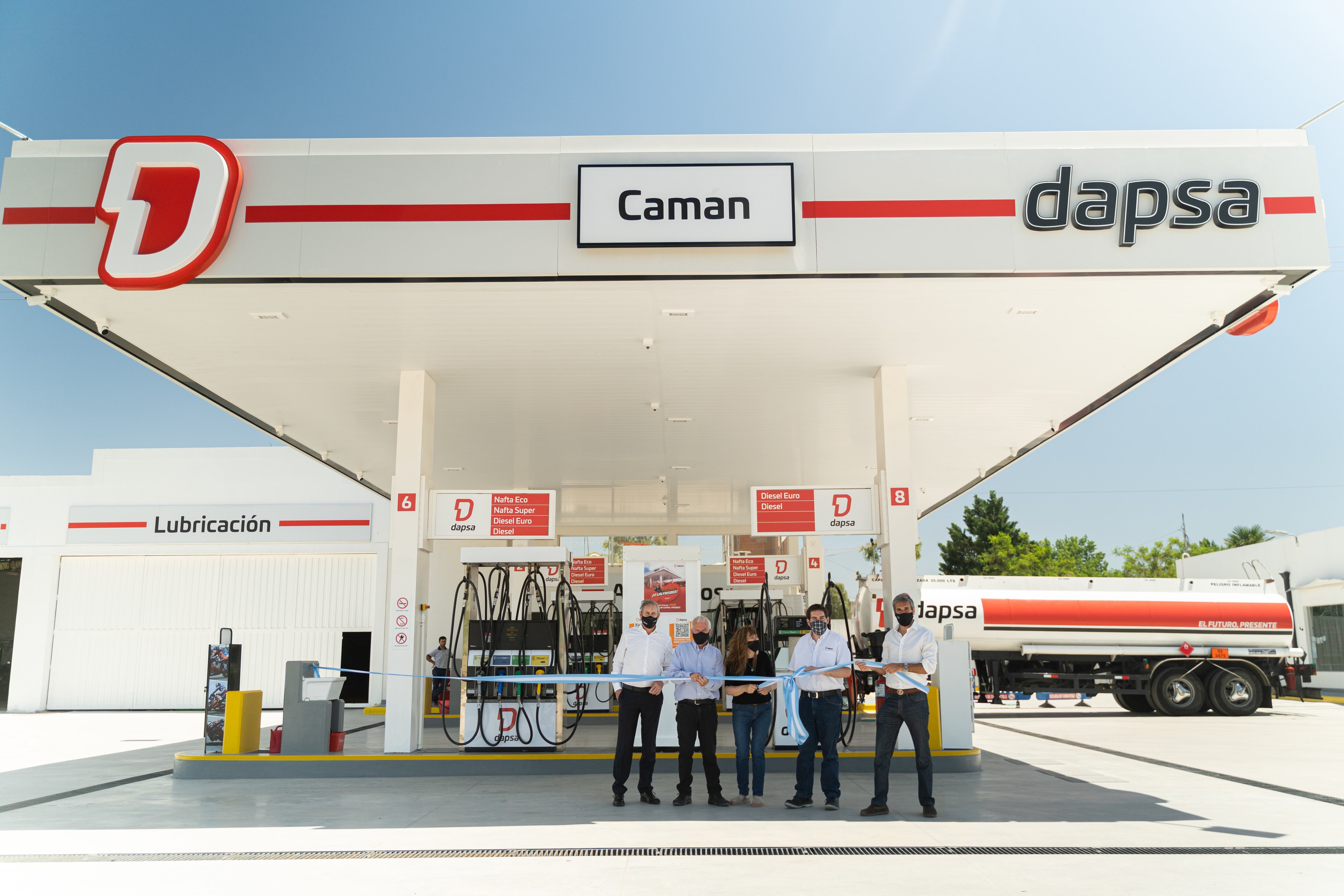 Hugo David, Director Comercial de DAPSA, Horacio Mamolite y Gabriela Lell, titulares de la EESS Luján; Lucas Mamolite, Gerente EESS Luján, Pablo Arnaude, Director General Ejecutivo de DAPSA.