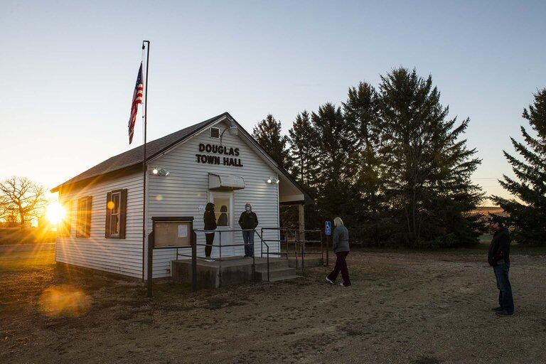 Vecinos de Hampton, Minnesota, haciendo fila en la madrugada del martes, en el centro de votación montado en la alcadía del pequeño pueblo. 