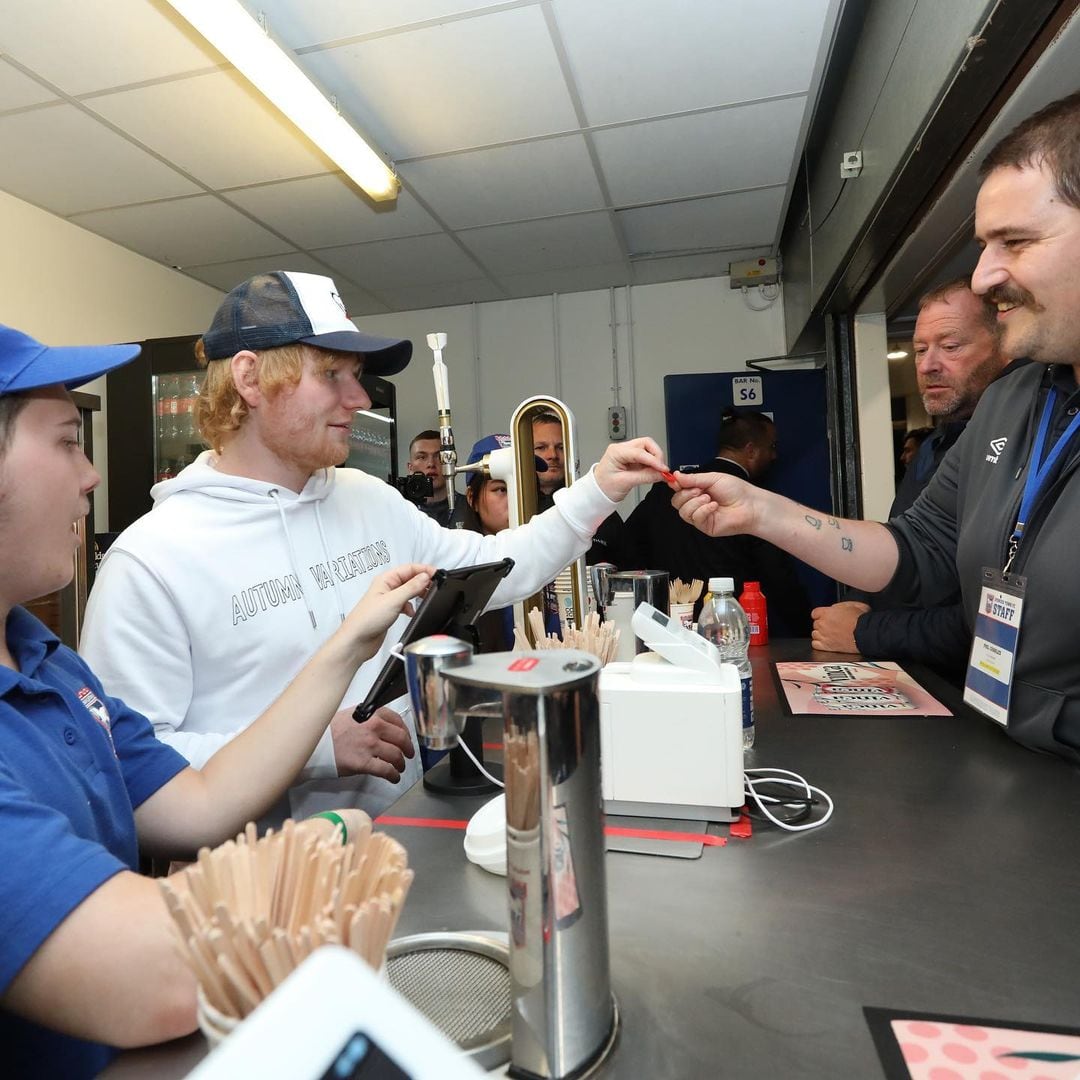 Ed Sheeran festejó junto a los hinchas del Ipswich Town