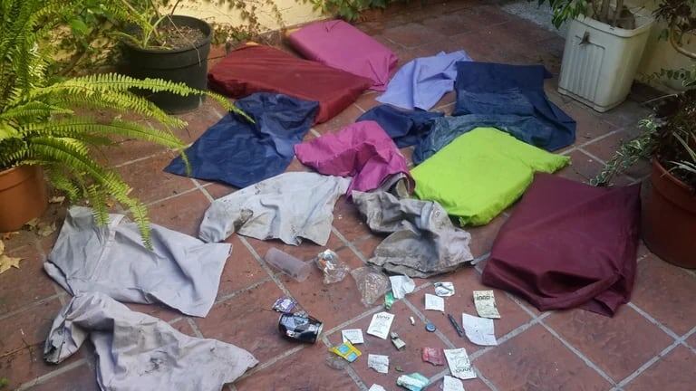 La basura que encontraba en el patio de su casa. Preservativos, fundas de almohadas y bebidas energizantes. Foto: Gentileza Infobae.