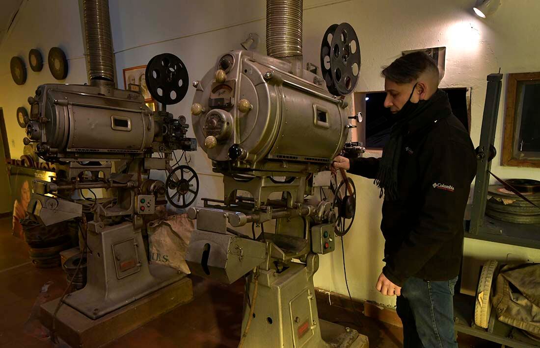 Cine Plaza, frente a la Plaza departamental de Godoy Cruz, hasta marzo hubo funciones de cine nacional.  Con más de 1000 butacas.
El proyectorista Lucho trabaja calibrando el proyector de origen Estados Unidos, con lente realizada en Mendoza