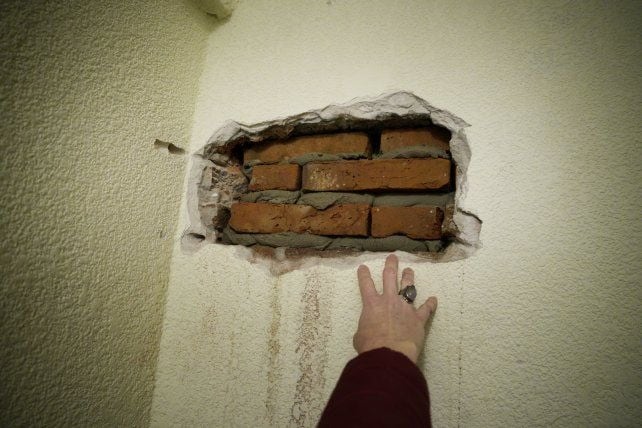 Los boquetes que hicieron los delincuentes para robar. Foto: Gentileza La Capital.