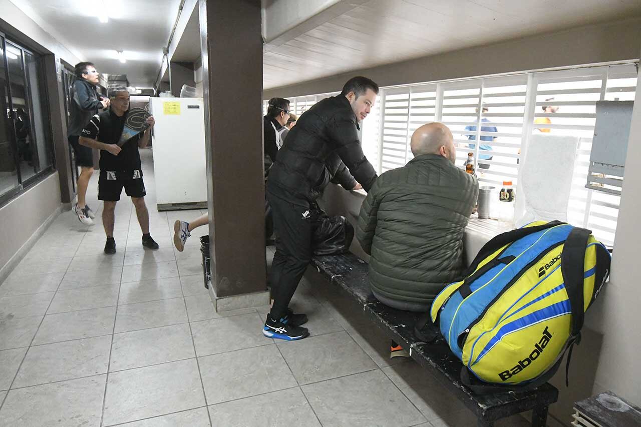 En el club Villa Emilia de Godoy Cruz, los socios pueden disfrutar de pelota paleta. | Foto: José Gutierrez / Los Andes