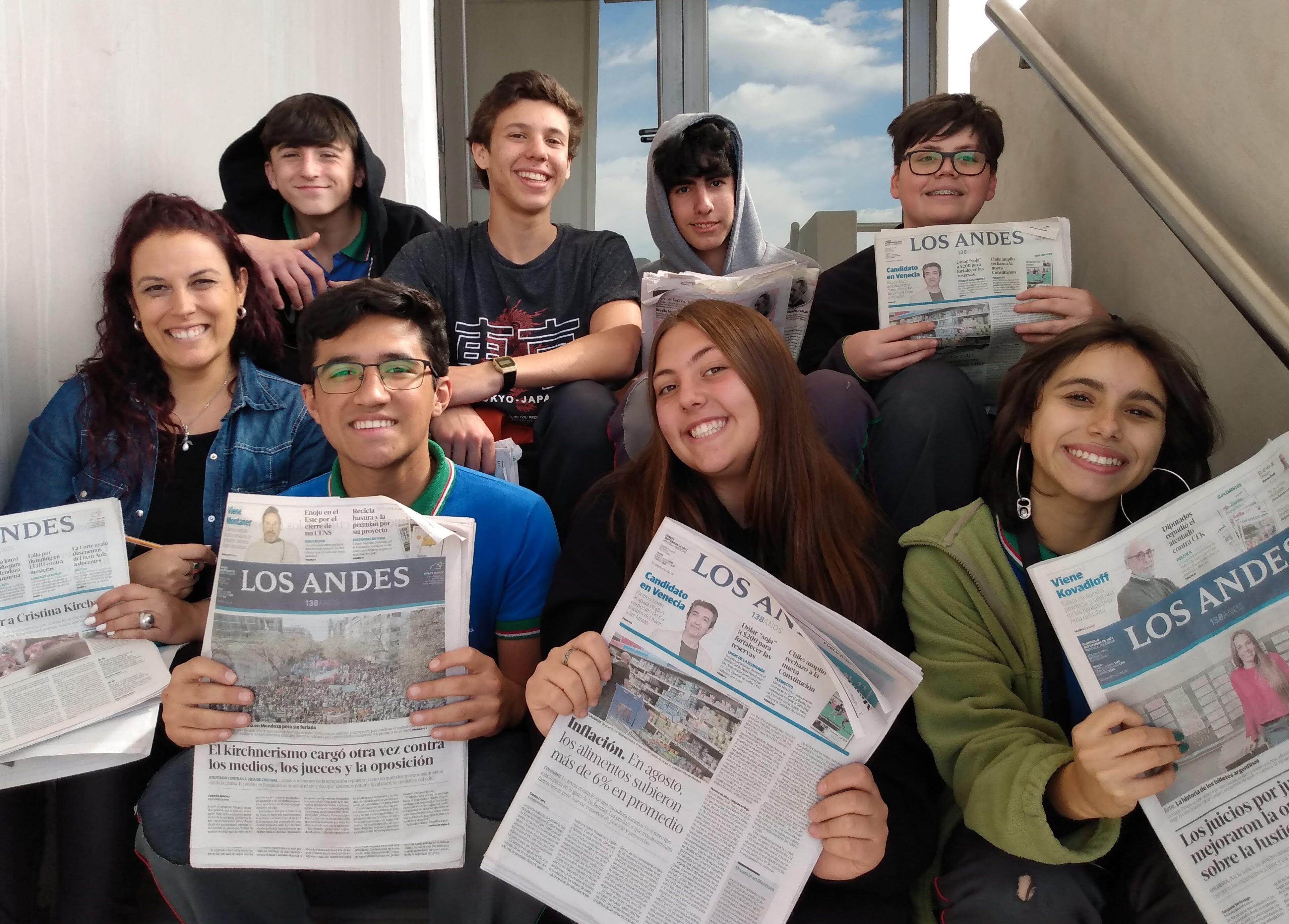 Isabella, Antonella, Augusto, Renzo, Bernardo, Felipe y Giuliano, acompañados por Laura Miranda.

