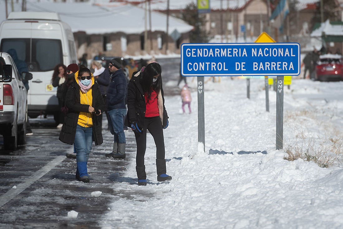 Familias enteras se abrigaron y salieron a disfrutar de un paseo invernal.