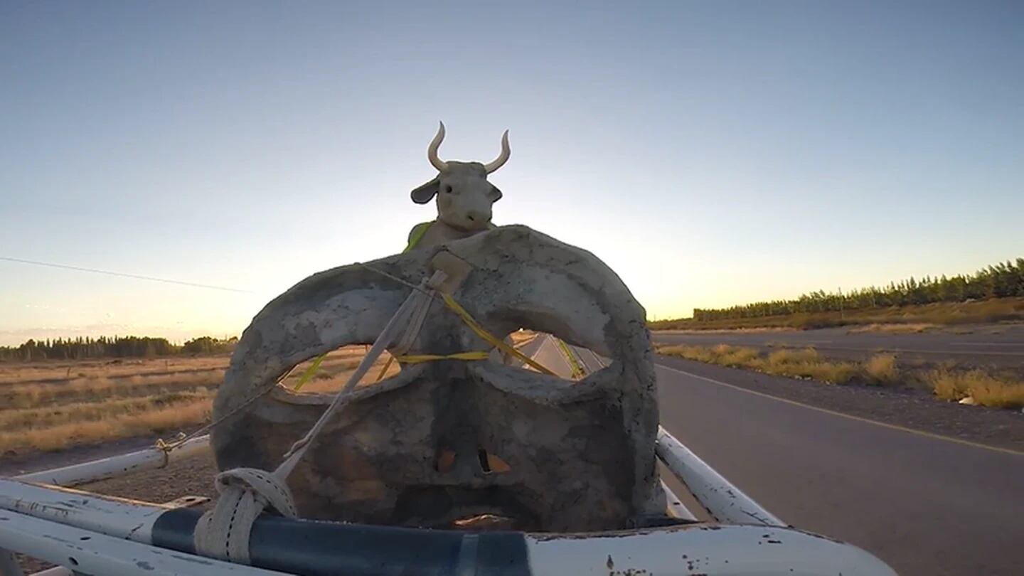 Los creadores del minotauro que está en el fondo de un lago en Neuquén revelaron la historia detrás de la obra. Foto LMNeuquén.