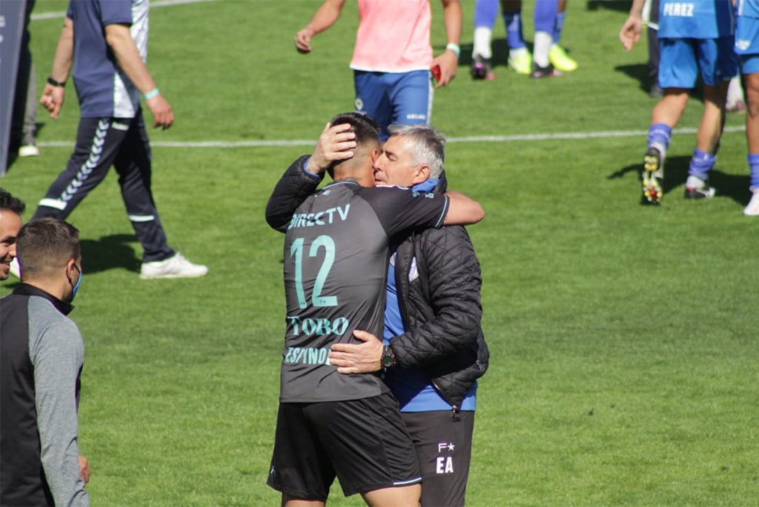 El Abrazo del Alma. Con José Luis Sallei, la foto que el arquero lleva siempre en su celular. / Gentileza. 