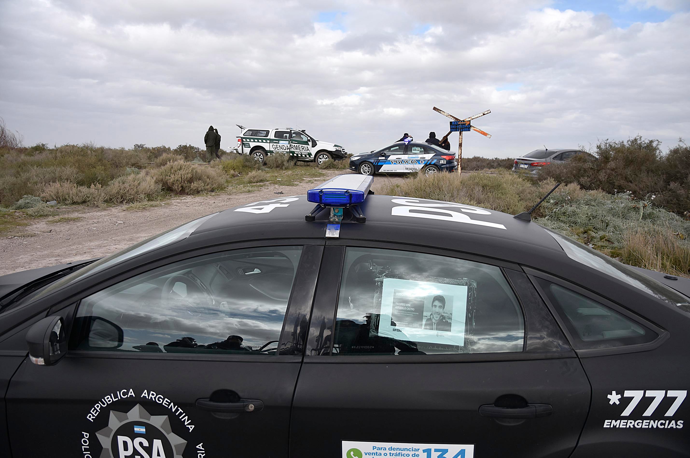 La policía de Buenos Aires en la zona donde desapareció Facundo Astudillo Castro.