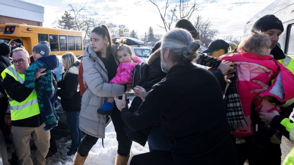 Varios niños heridos quedaron atrapados debajo del colectivo - Foto THE CANADIAN PRESS / Ryan Remiorz