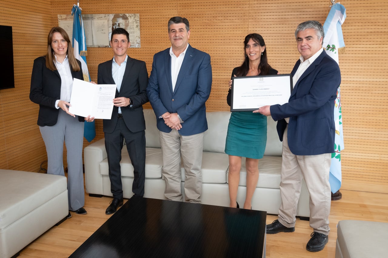 Natacha Eisenchlas y el vicegobernador Mario Abed entregan la declaran de Interés Legislativo y una distinción a Diario Los Andes. Participaron Julieta Nadin, Raúl Pedone y Camilo de Lillo. Foto: Ignacio Blanco / Los Andes