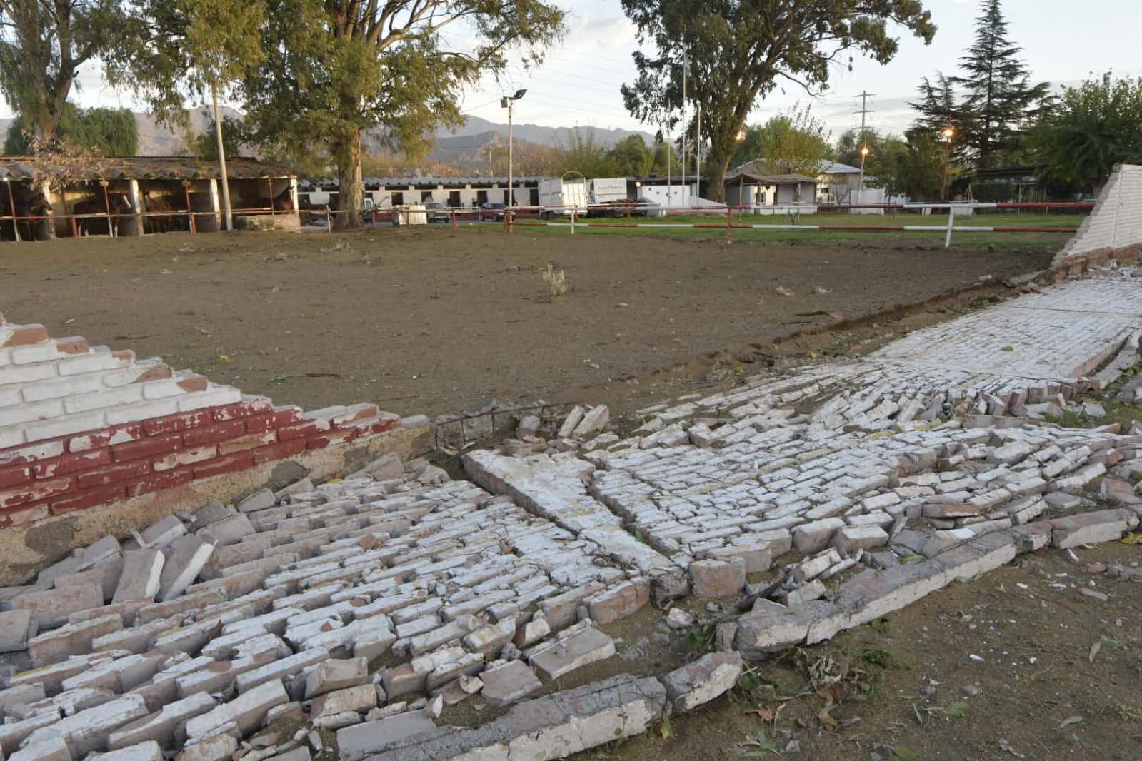 Tras el Zonda, un derrumbe de pared en la sede de Policía Montada (Orlando Pelichotti / Los Andes)