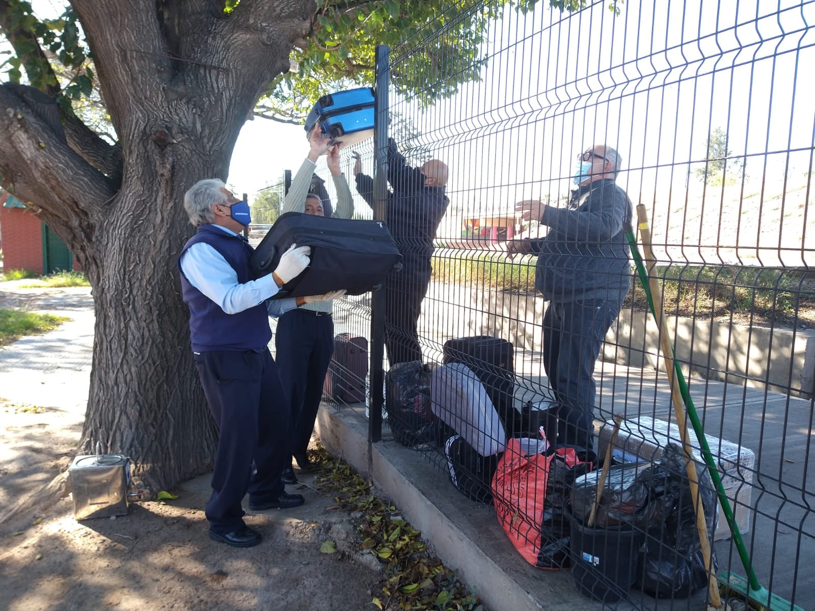 Operadores turísticos realizan una protesta en los ingresos a la Terminal de Mendoza, tras las nuevas restricciones por el coronavirus. Foto Mariana Villa.