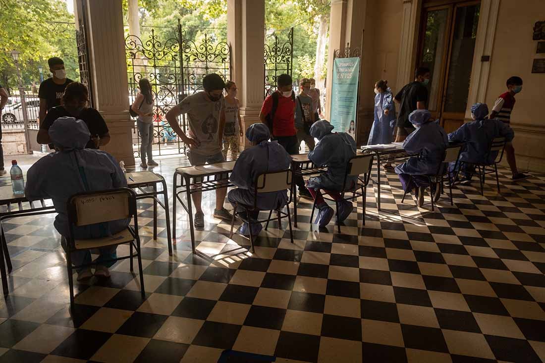 Gran cantidad de personas llegan al centro de testeo de Covid-19 en el Colegio Agustín Alvarez de Ciudad, para hacerse el hisopado. Foto: Ignacio Blanco