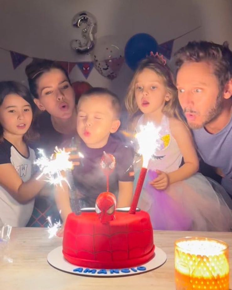 La China Suárez, Pampita y Benjamín Vicuña, todos juntos en el cumpleaños de Amancio.