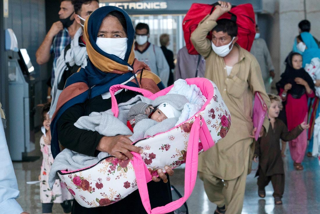 Las familias evacuadas de Kabul, llegan al Aeropuerto Internacional Washington Dulles, en Chantilly, Virginia. (AP)