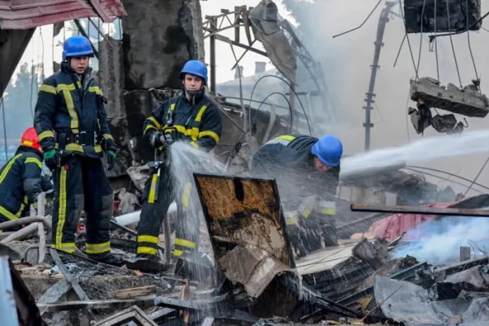 Las calles de Kostantínovka tras el ataque. Foto: X / @NiusDiario