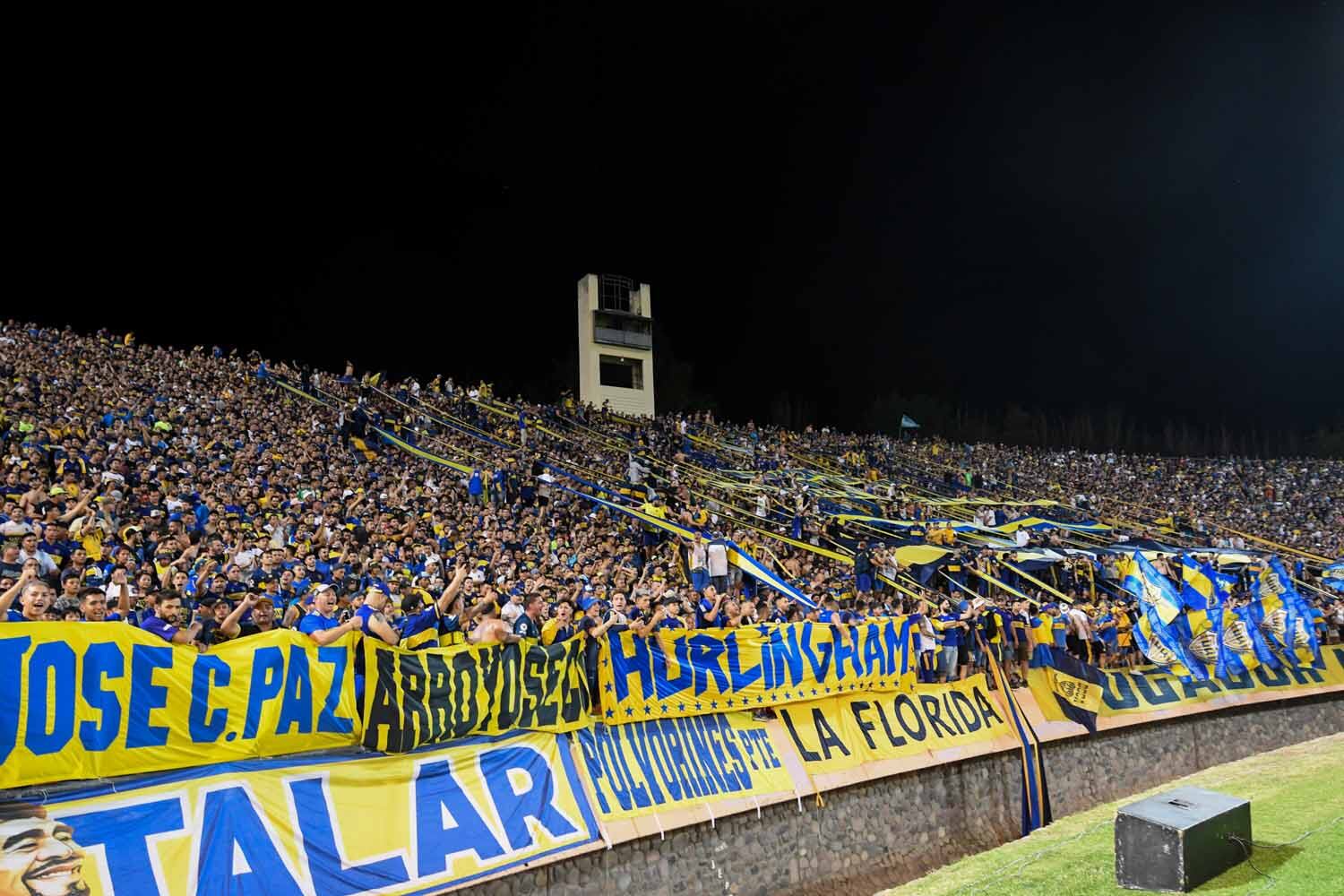 Sebastián Villa de Boca se lleva la pelota ante la marca de Kevin MacAllister de Argentinos. Boca Juniors venció 1 a 0 a Argentinos Jr. en la semifinal por Copa Argentina 2021  en el estadio Malvinas Argentinas. Foto Marcelo Rolland