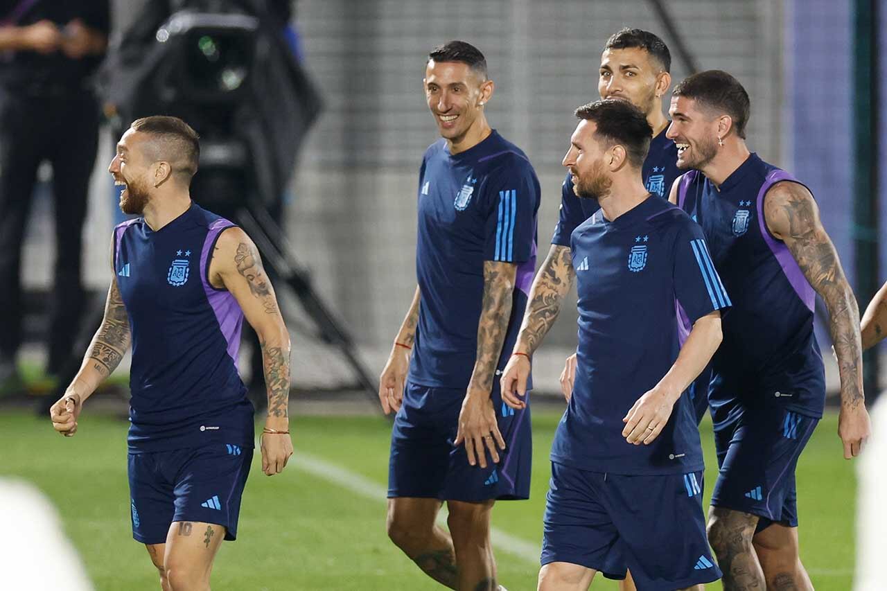 Los jugadores de la selección Argentina durante el entrenamiento en Doha, Catar.