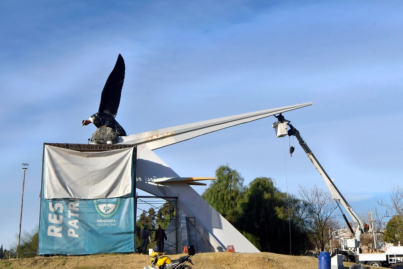 Últimos retoques al monumento icónico de Mendoza. Foto: Orlando Pelichotti / Los Andes