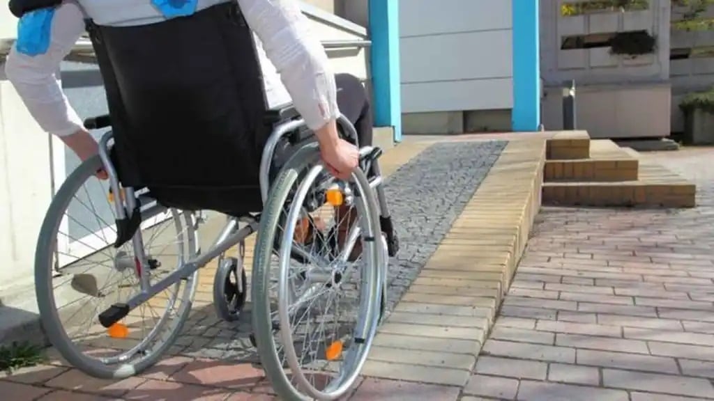 Joven en silla de ruedas