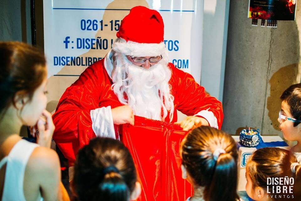 Emprendedores independientes ofrecen sus creaciones para regalar en Navidad en una feria en el parque San Martín. Foto: Gentileza.