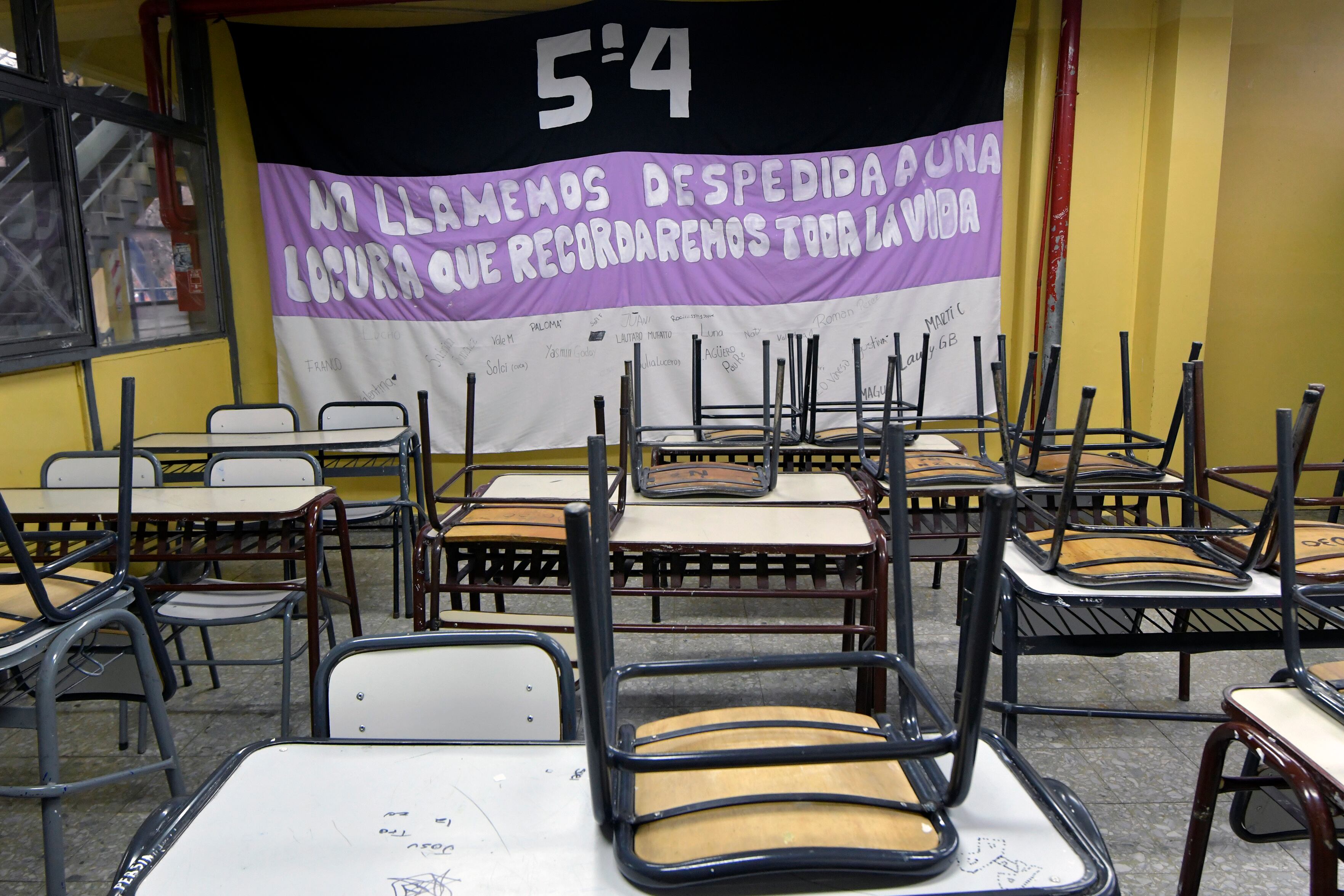 ¿Para amedrantar o control de rutina? Explican por qué la Policía va a algunas escuelas los días de paro. Foto: Orlando Pelichotti / Los Andes.